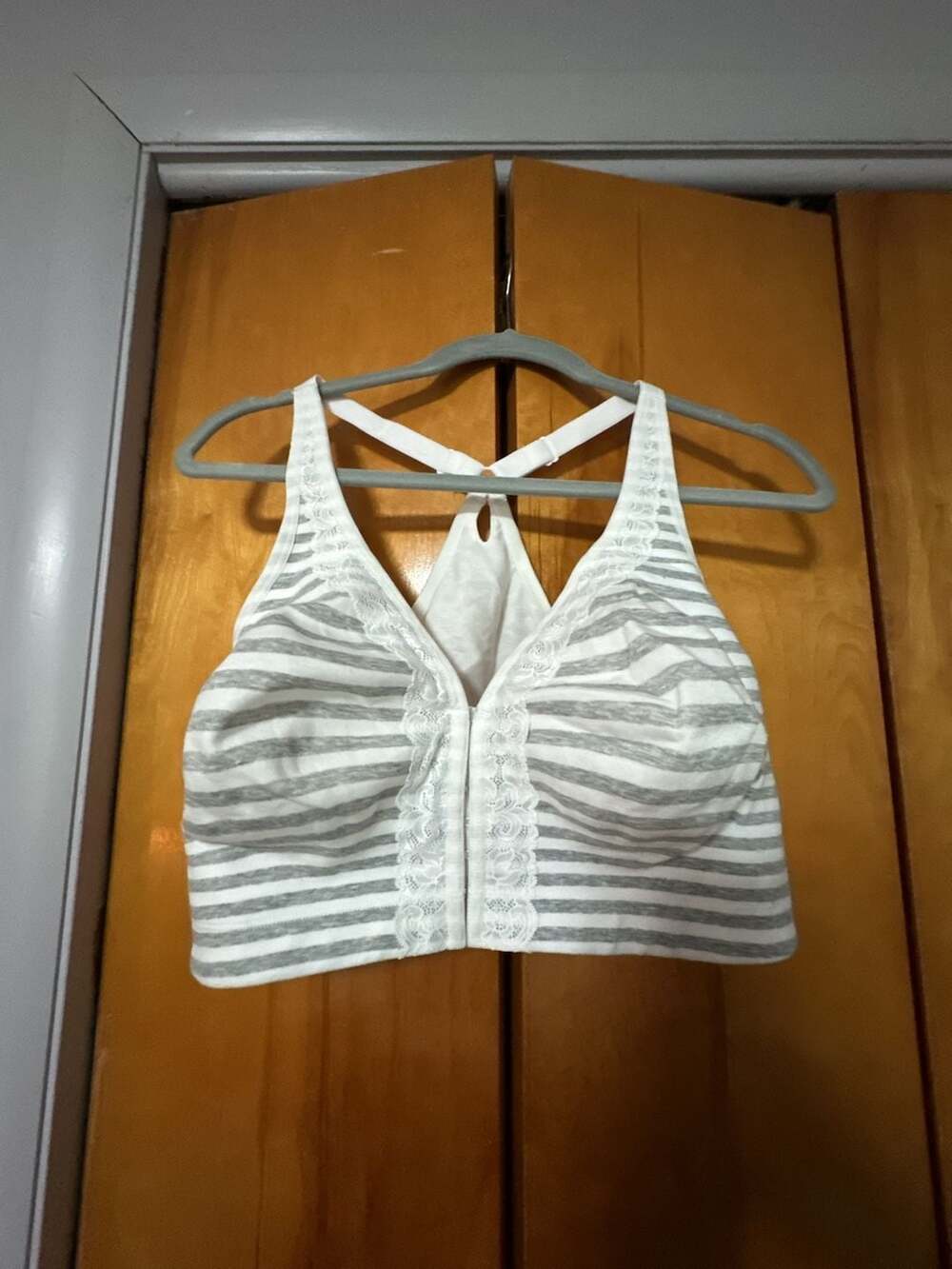 Cacique Front Close Bra Size 42DDD White Gray Striped Wirefree Racerback